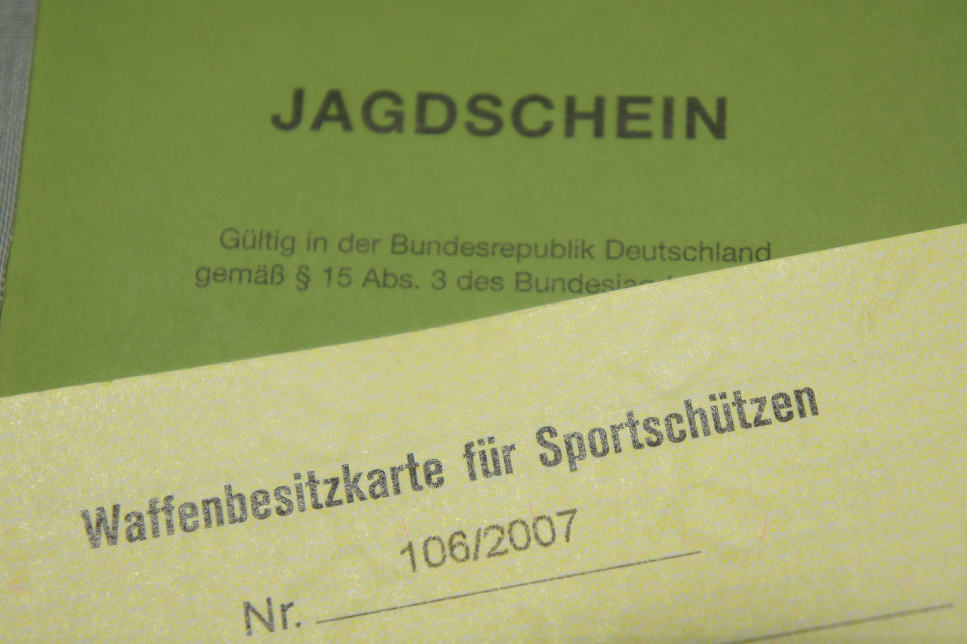 Fr Jagdscheininhaber oder Sportschtzen kann ich solche Gewehre auch in der <a href=luftgewehre_EWB.htm> in der starken, erwerbsscheinpflichtigen Version</a>   anbieten. Dann allerdings ohne den Schalldmpfer sondern mit einem Kompensator.